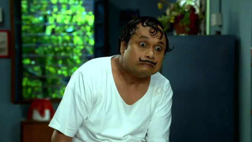 Happu tells his family to put on an act - Happu Ki Ultan Paltan