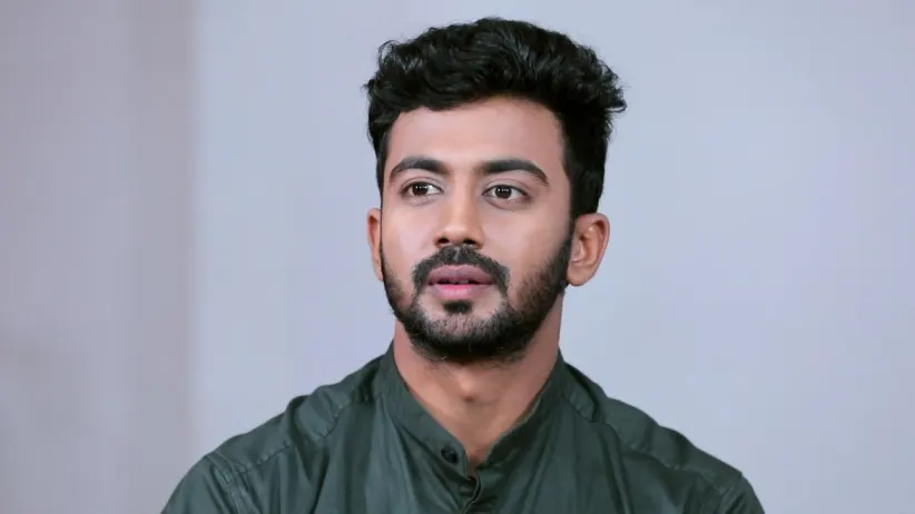 Kamini sees Chandru talking to a mysterious woman