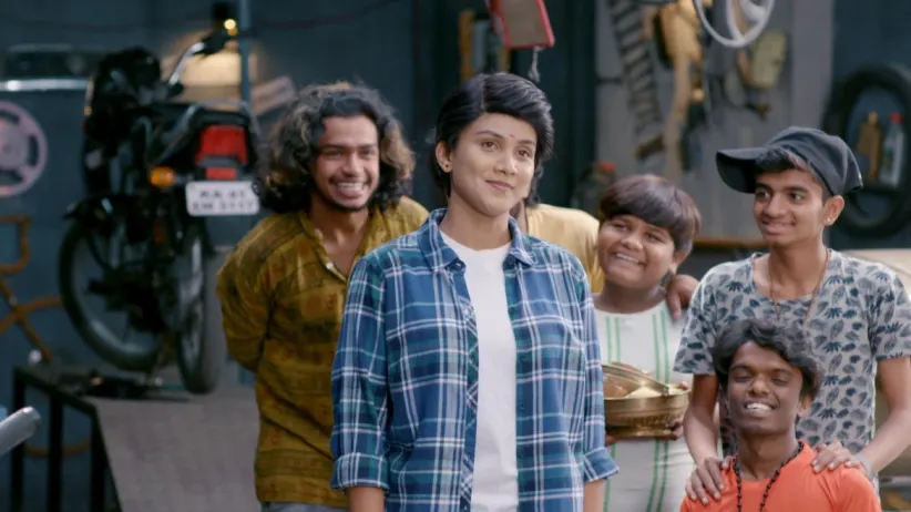 Karthik applies 'prasad' on Sathya's forehead - Sathya