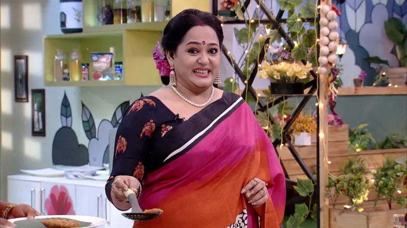 Piyasha and Anusuya cook food