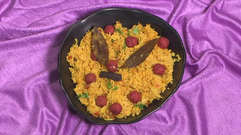 Thalipeeth Chat and Beetroot Tomato Rice - Aamhi Saare Khavayye