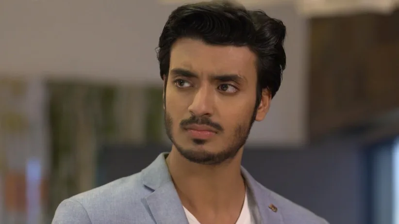 Uday reveals his real identity in front of the villagers - Rimli