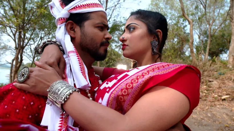 The villagers suspect Kuhu - Hey Prabhu