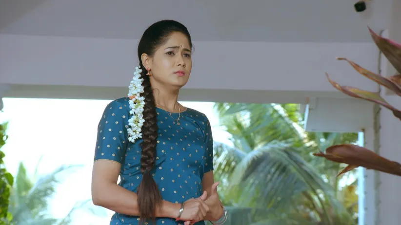 Everyone gets worried when Akhila goes missing - Paaru