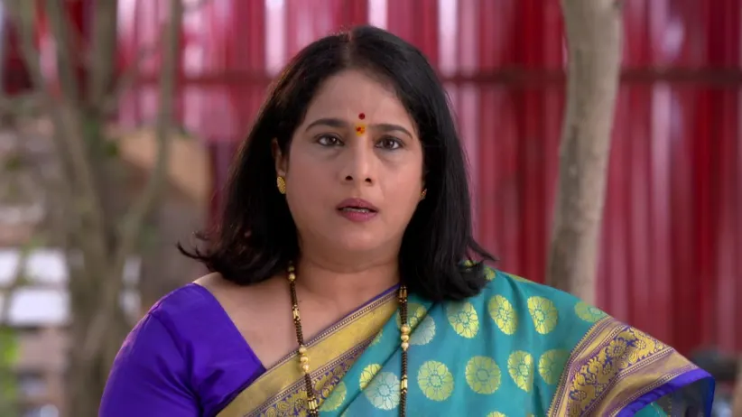 Sweetu shouts at Omkar - Yeu Kashi Tashi Me Nandayla