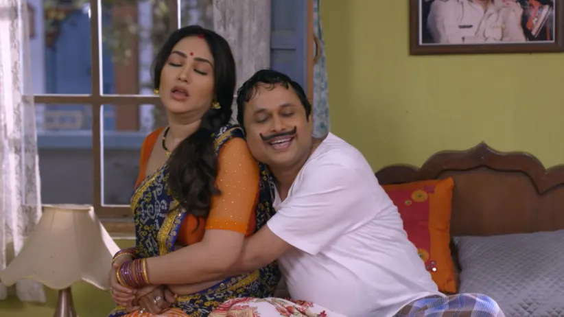 Happu and Rajesh nab the mysterious person - Happu Ki Ultan Paltan