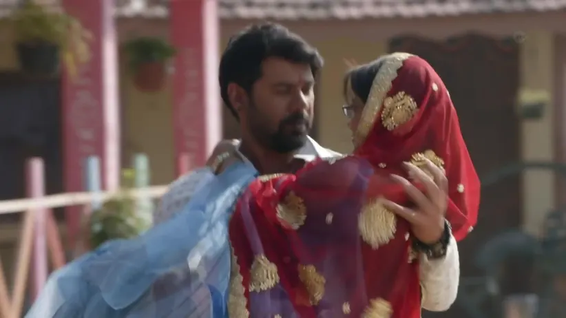 Pragya twists her ankle - Kumkum Bhagya