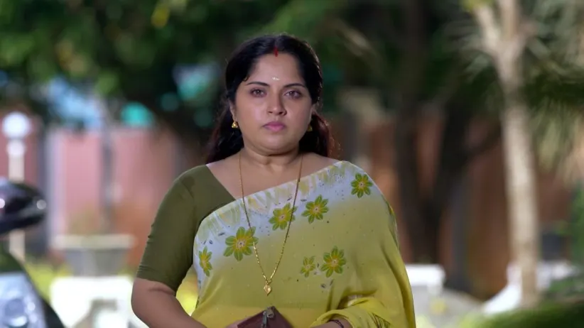 Karunan throws Pavithra out of the house - Karthika Deepam