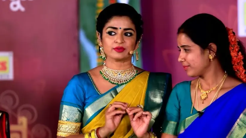 Sisters compete in the Jangri eating competition - Mane Mane Mahalakshmi