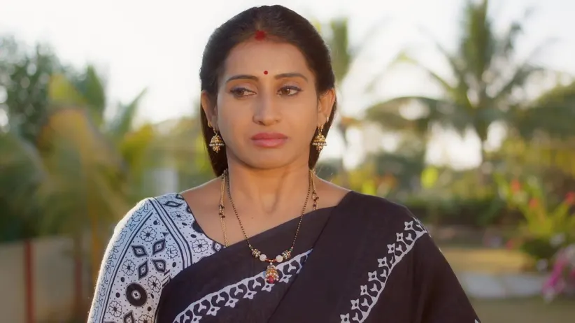Kalyani makes Showrya fix her sari - Inti Guttu