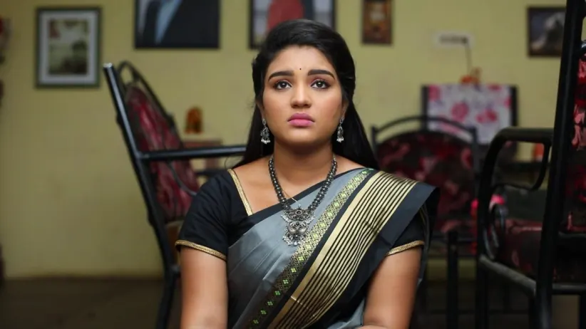 Adithya fights the goons who attack Parvathy - Sembaruthi