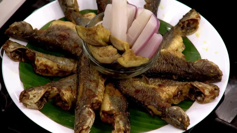 Mourola'r Chatpati and Tyangra Maach'er Jhaal