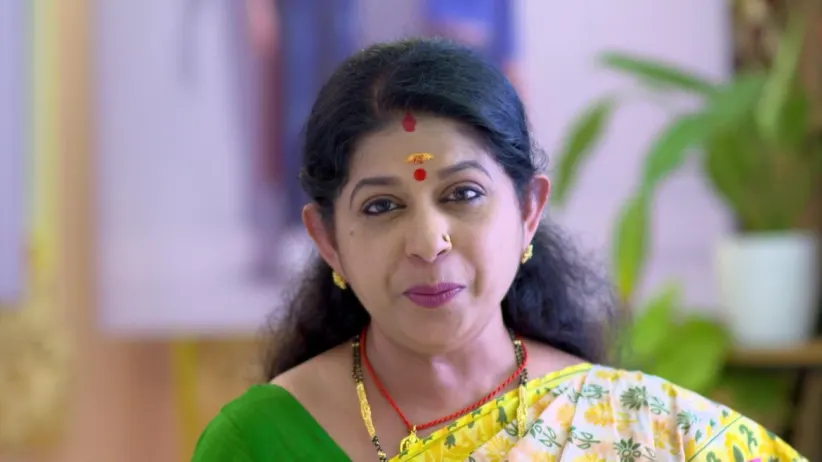 Sreelakshmi avoids Deepu - Neeyum Njanum