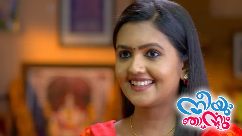 Sarojam hands over the documents to Rajaram - Neeyum Njanum