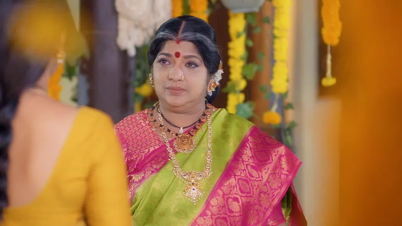 Anupama tries to tell Shiva Parvati about Madhuri - Inti Guttu
