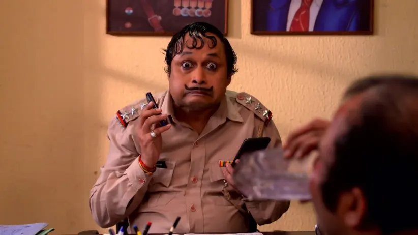 Happu mistakes a man for a thief - Happu Ki Ultan Paltan