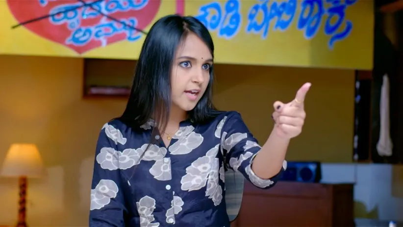 ಅಹಲ್ಯಾ ವ್ಯಕ್ತಿಯ ಕೆನ್ನೆಗೆ ಬಾರಿಸುತ್ತಾಳೆ