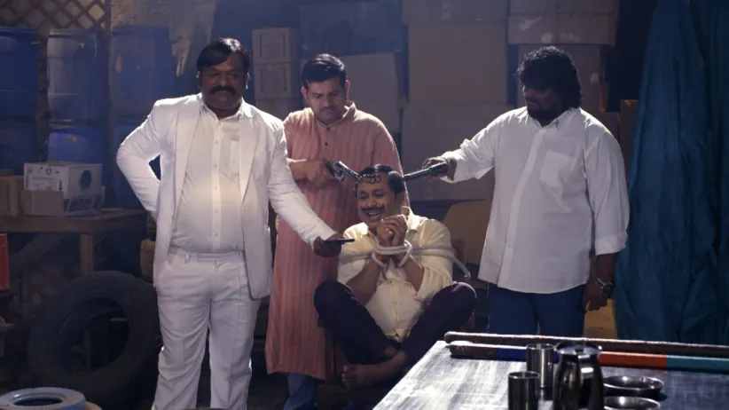 KD Pathak kidnaps Happu - Happu Ki Ultan Paltan