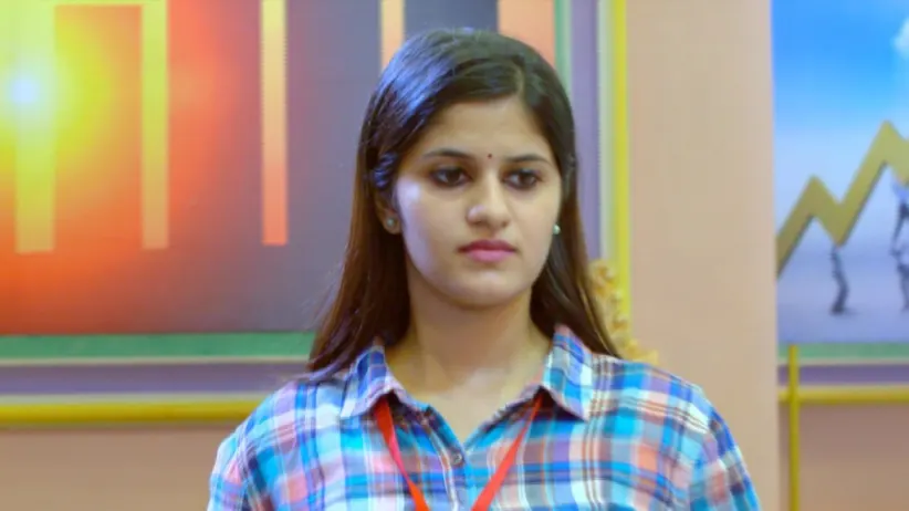Sarojam puts up an act before Sudarshanan - Neeyum Njanum
