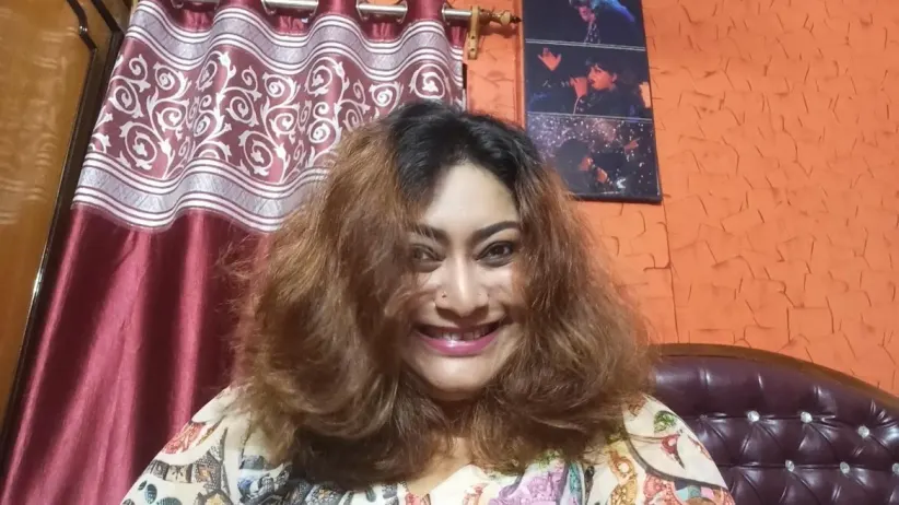 Jojo entertains Raja and Gopal Bhar - Non Stop Abol Tabol