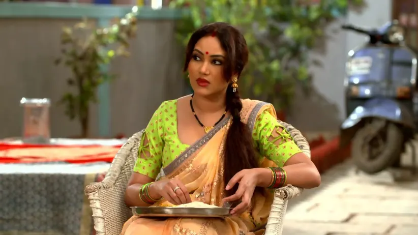 Amma posts her photo on Fakebook - Happu Ki Ultan Paltan