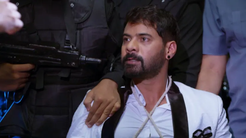Abhi Gets into Trouble - Inya Iru Malargal