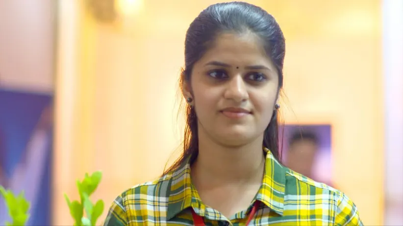Sreelakshmi falls into Ravi Varman’s arms - Neeyum Njanum