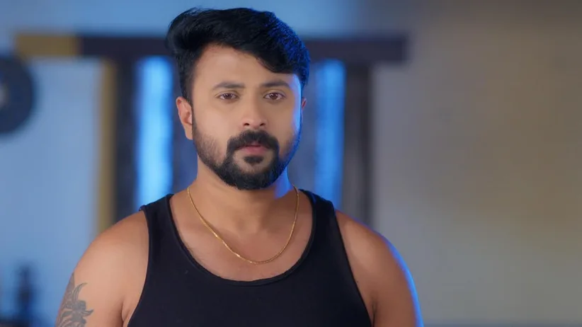 Showrya saves Kalyani from the goons - Inti Guttu