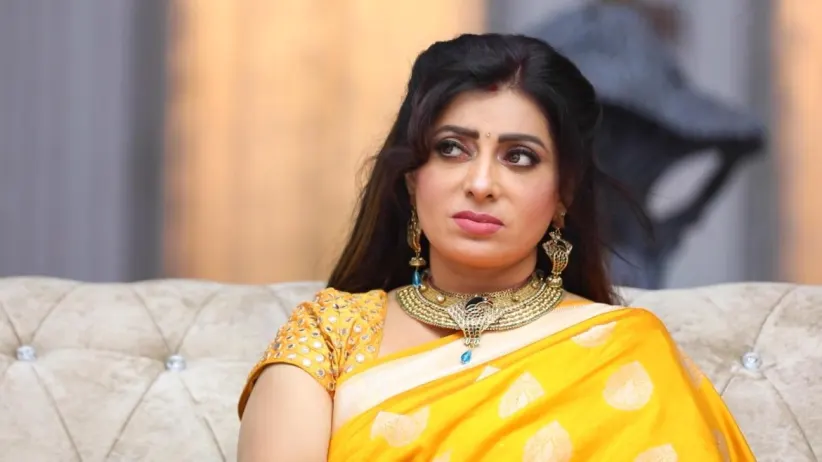 Akhila visits the factory - Sembaruthi