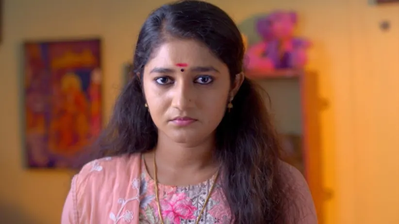 Rekha overhears Gaythriamma's conversation with Ravi Varman - Neeyum Njanum