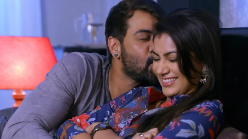 Rhea's Behaviour Upsets Abhi - Iniya Iru Malargal