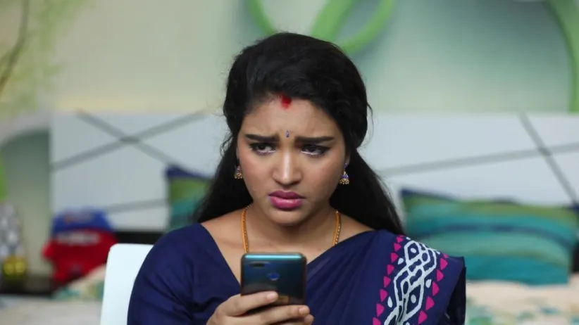 Parvathy informs Akhila about the issues - Sembaruthi