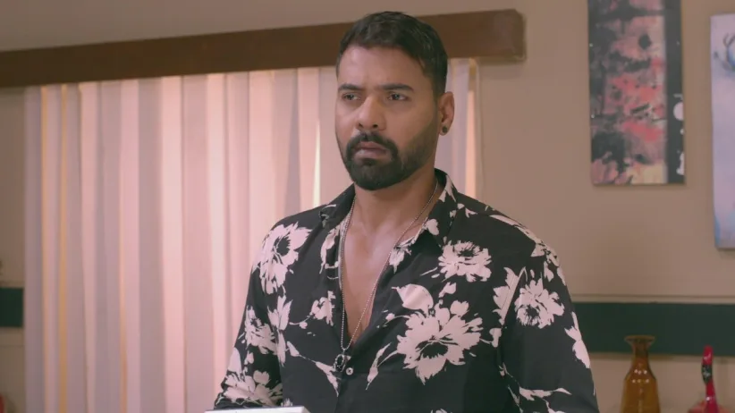 Rhea spots Ranbeer's car outside Saloni's house - Kumkum Bhagya