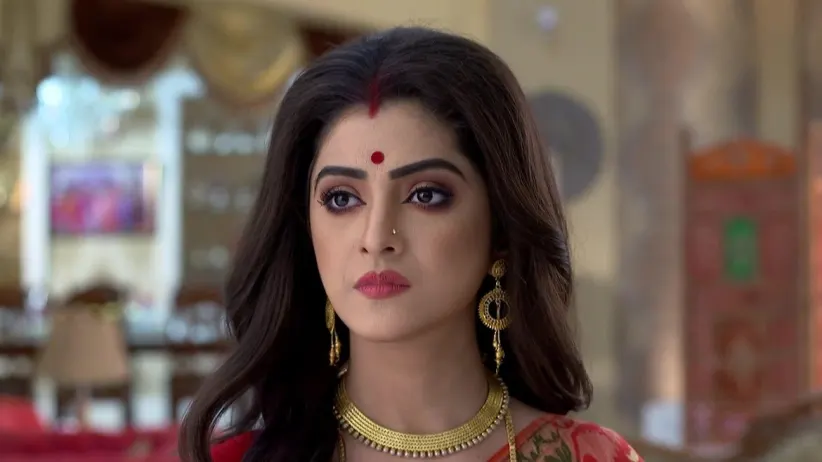 গীতকে নেকলেস উপহার দেয় আর্যা