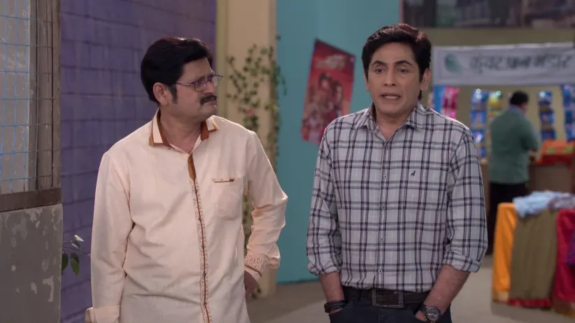 Teeka and Malkhan steal liquor from Masterji's house - Bhabi Ji Ghar Par Hai