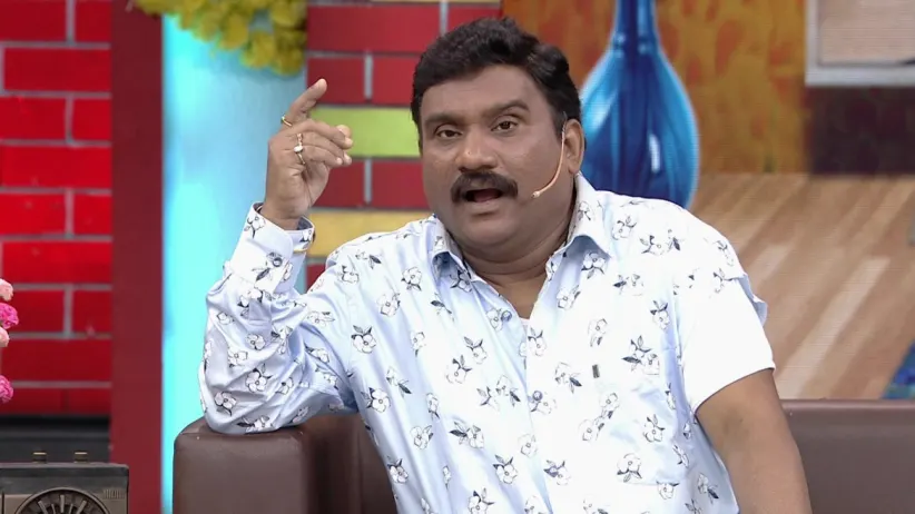 Nilesh interacts with the guest celebrities - Chala Hava Yeu Dya - Ladies Zindabad