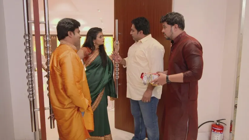 Soumitra brings Radhika a gift