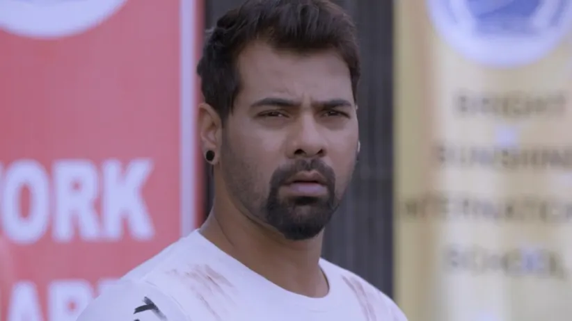 Abhi Accompanies Kiara to School - Iniya Iru Malargal