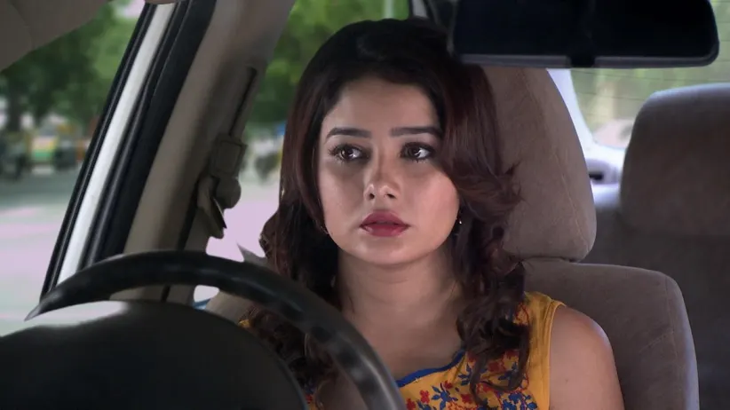Priya wanders in search of Abhi - Sindhooram