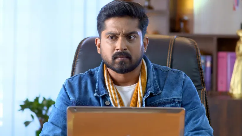 Raghu Varman ousts Sreelakshmi from the office - Neeyum Njanum