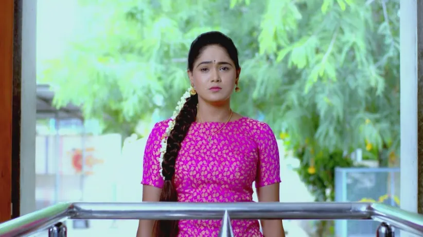 Akhila Receives Shocking News - Paaru