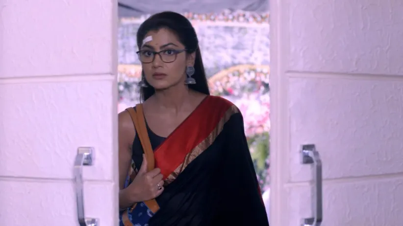 Pallavi Receives a Gift from Vikram - Iniya Iru Malargal