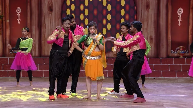 The teams compete in the 'Phula Gunthiba' round - Rajo Queen 2020