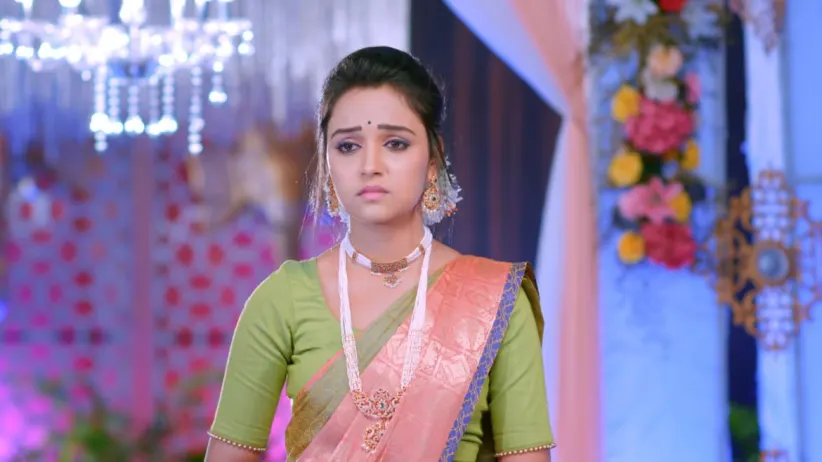 Dhruva saves Aarati from the goons - Gattimela