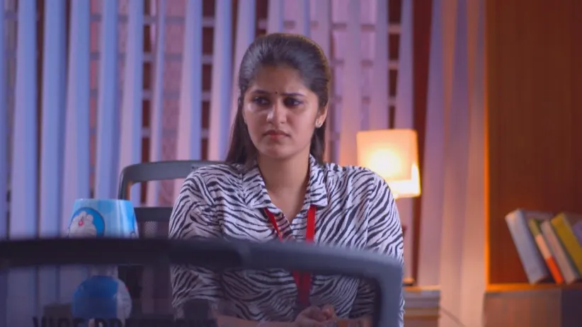Rajaram explains the situation to Ravi Varman - Neeyum Njanum