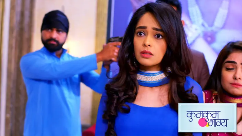 The thieves hold Prachi at gunpoint - Kumkum Bhagya