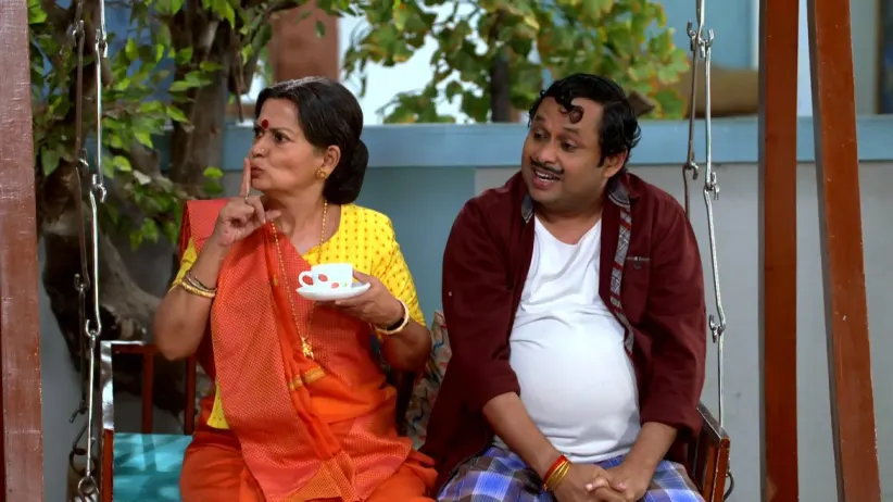 The commissioner gives a spy machine to Happu - Happu Ki Ultan Paltan