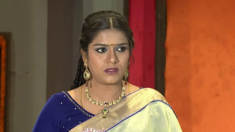 Akhilandeswari pulls up Hanumanthu - Muddha Mandaram