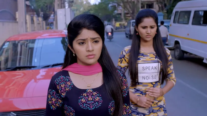Pushpa fights with the chawl residents - Jothe Jotheyali