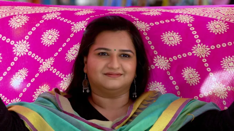 Omkar gives a gift to Sweetu - Yeu Kashi Tashi Me Nandayla